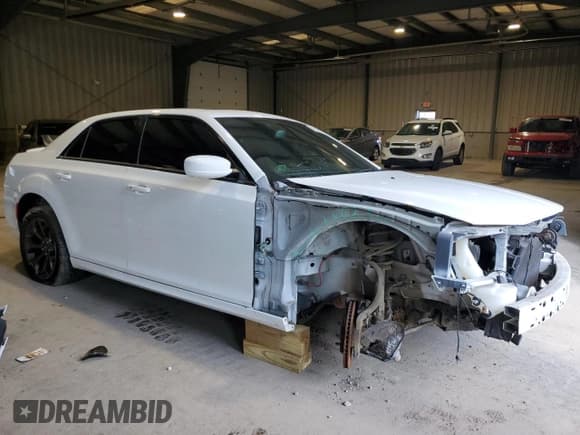 ✅ 2016 Chrysler 300 S • VIN: 2C3CCABT2GH313546 • Lot: 71392945. Listed on Copart with 97,332 mi. Free auction sales archive from the USA and detailed vehicle history report at DreamBid. Image 4.