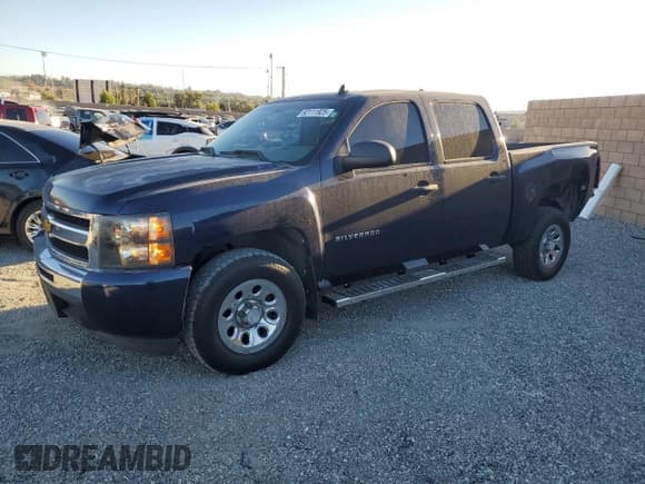 ✅ 2011 Chevrolet Silverado 1500 LS • VIN: 3GCPCREAXBG196524 • Lot: 92111925. Wystawiony na Copart z przebiegiem 176 027 mil. Bezpłatny archiwum sprzedaży aukcyjnych z USA i szczegółowy raport historii pojazdu na DreamBid. Zdjęcie 1.