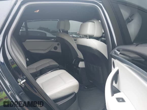 ✅ 2010 BMW X6 M • VIN: 5YMGZ0C52ALK13163 • Lot: 42364805. Listed on IAAI with 116,711 mi. Free auction sales archive from the USA and detailed vehicle history report at DreamBid. Image 8.
