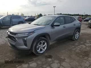 2024 Chevrolet Trax LS с VIN KL77LFE28RC126165, выставлен на аукционе Copart как лот 64843565 с пробегом 22 207 миль миль и Списание • Salvage title. История ставок и продаж доступна на DreamBid. Изображение 1.