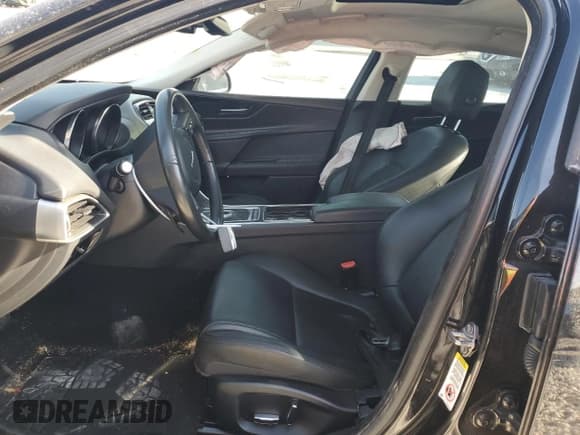 ✅ 2019 Jaguar XE 25t • VIN: SAJAS4FX4KCP52779 • Lot: 51448424. Wystawiony na Copart z przebiegiem 87 052 mil. Bezpłatny archiwum sprzedaży aukcyjnych z USA i szczegółowy raport historii pojazdu na DreamBid. Zdjęcie 7.