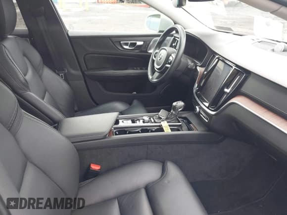 ✅ 2020 Volvo V60 • VIN: YV4102WKXL1030210 • Lot: 42251799. Wystawiony na IAAI z przebiegiem 47 303 mil. Bezpłatny archiwum sprzedaży aukcyjnych z USA i szczegółowy raport historii pojazdu na DreamBid. Zdjęcie 5.