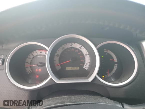 ✅ 2015 Toyota Tacoma • VIN: 3TMLU4EN3FM198110 • Лот: 92948825. Опубликован ранее на Copart с пробегом 106 830 миль. Бесплатный доступ к архиву аукционных продаж из США и подробный отчёт об истории автомобиля на DreamBid. Изображение 9.