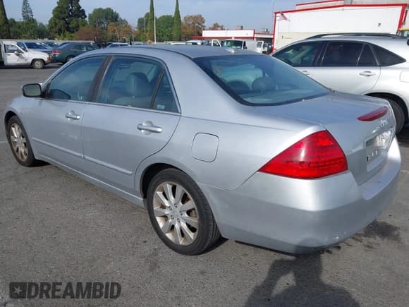 ✅ 2006 Honda Accord EX-L • VIN: 1HGCM66856A061866 • Lot: 43686319. Wystawiony na IAAI z przebiegiem 205 942 mil. Bezpłatny archiwum sprzedaży aukcyjnych z USA i szczegółowy raport historii pojazdu na DreamBid. Zdjęcie 3.