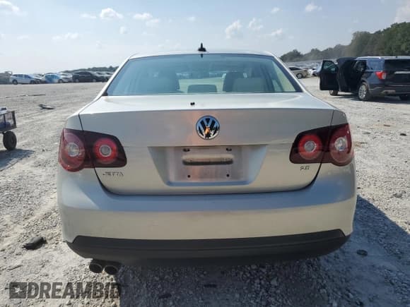 ✅ 2010 Volkswagen Jetta SE • VIN: 3VWRX7AJ6AM035186 • Lot: 81471325. Wystawiony na Copart z przebiegiem 82 942 mil. Bezpłatny archiwum sprzedaży aukcyjnych z USA i szczegółowy raport historii pojazdu na DreamBid. Zdjęcie 6.