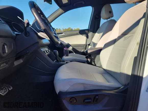 ✅ 2020 Volkswagen Tiguan SE • VIN: 3VV2B7AX9LM178158 • Lot: 89654845. Listed on Copart with 84,619 mi. Free auction sales archive from the USA and detailed vehicle history report at DreamBid. Image 7.