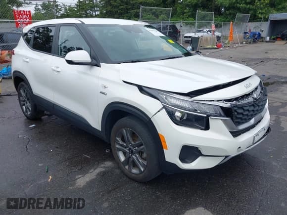 ✅ 2023 Kia Seltos LX • VIN: KNDEPCAA2P7393267 • Lot: 42647540. Wystawiony na IAAI z przebiegiem 34 128 mil. Bezpłatny archiwum sprzedaży aukcyjnych z USA i szczegółowy raport historii pojazdu na DreamBid. Zdjęcie 1.