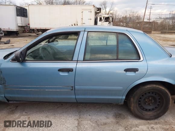 ✅ 2000 Ford Crown Victoria • VIN: 2FAFP72W4YX181431 • Лот: 41514424. Опубликован ранее на IAAI с пробегом 265 834 миль. Бесплатный доступ к архиву аукционных продаж из США и подробный отчёт об истории автомобиля на DreamBid. Изображение 14.