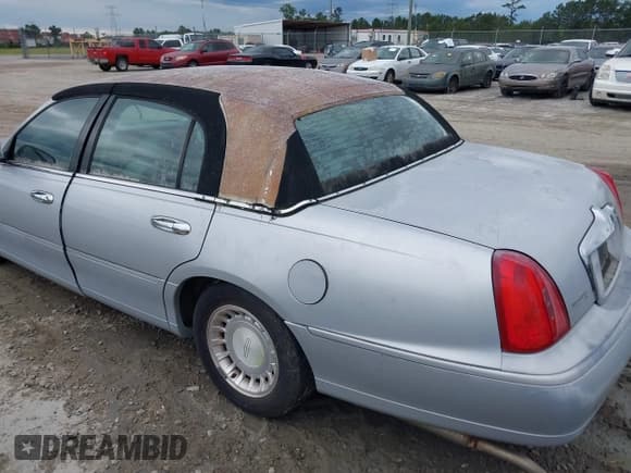 ✅ 1998 Lincoln Town Car Signature • VIN: 1LNFM82WXWY659028 • Lot: 42265774. Listed on IAAI with 164,400 mi. Free auction sales archive from the USA and detailed vehicle history report at DreamBid. Image 3.