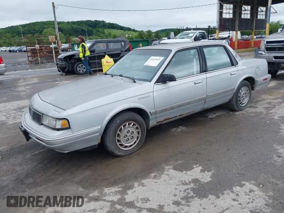 ✅ 1994 Oldsmobile Cutlass Ciera S • VIN: 1G3AG55M3R6317998 • Lot: 42413015. Wystawiony na IAAI z przebiegiem 141 843 mil. Bezpłatny archiwum sprzedaży aukcyjnych z USA i szczegółowy raport historii pojazdu na DreamBid. Zdjęcie 2.