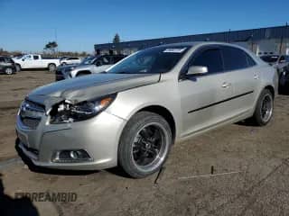 2013 Chevrolet Malibu LT z VIN 1G11C5SA0DF336824, wystawiony jako Copart lot #89660725 z przebiegiem 114 759 mil mil oraz Czysty tytuł • Clean title. Historia ofert i sprzedaży dostępna na DreamBid. Obrazek 1.