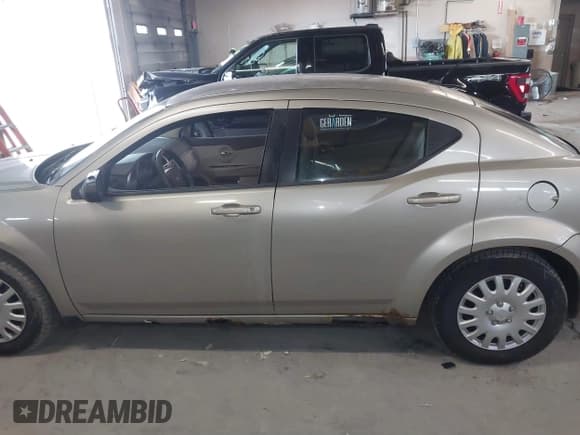 ✅ 2009 Dodge Avenger SE • VIN: 1B3LC46B09N526151 • Lot: 41888715. Wystawiony na IAAI z przebiegiem 230 566 mil. Bezpłatny archiwum sprzedaży aukcyjnych z USA i szczegółowy raport historii pojazdu na DreamBid. Zdjęcie 14.