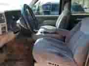 1998 Chevrolet Tahoe z VIN 3GNEK18R4WG101899, wystawiony jako Copart lot #71780145 z przebiegiem 264 478 mil mil oraz Szkoda całkowita • Salvage title. Historia ofert i sprzedaży dostępna na DreamBid. Obrazek 7.