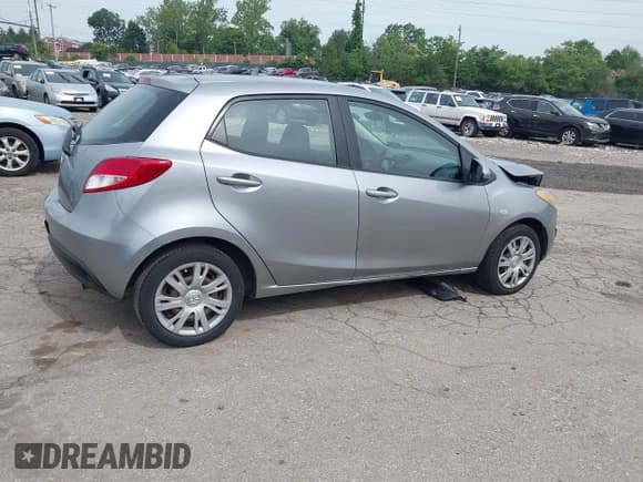 ✅ 2013 Mazda 2 Sport • VIN: JM1DE1KZ1D0153531 • Lot: 42355600. Wystawiony na IAAI z przebiegiem 120 376 mil. Bezpłatny archiwum sprzedaży aukcyjnych z USA i szczegółowy raport historii pojazdu na DreamBid. Zdjęcie 4.