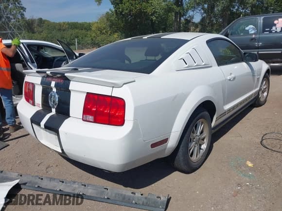 ✅ 2009 Ford Mustang • VIN: 1ZVHT80N795138829 • Lot: 43217919. Listed on IAAI with 162,965 mi. Free auction sales archive from the USA and detailed vehicle history report at DreamBid. Image 4.