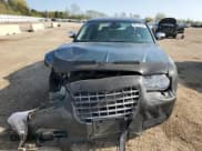 ✅ 2005 Chrysler 300 C • VIN: 2C3AA63H05H114917 • Lot: 87114425. Wystawiony na Copart z przebiegiem 143 258 mil. Bezpłatny archiwum sprzedaży aukcyjnych z USA i szczegółowy raport historii pojazdu na DreamBid. Zdjęcie 5.