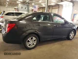 ✅ 2015 Chevrolet Sonic LT • VIN: 1G1JC5SH7F4179434 • Lot: 68981894. Wystawiony na Copart z przebiegiem 104 980 mil mil. Skorzystaj z bezpłatnego archiwum sprzedaży aukcyjnych z USA i zobacz szczegółowy raport historii pojazdu na DreamBid. Zdjęcie 3.