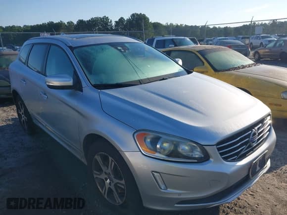 ✅ 2015 Volvo XC60 T6 • VIN: YV4902RK2F2761744 • Lot: 43073744. Wystawiony na IAAI z przebiegiem 180 179 mil. Bezpłatny archiwum sprzedaży aukcyjnych z USA i szczegółowy raport historii pojazdu na DreamBid. Zdjęcie 1.