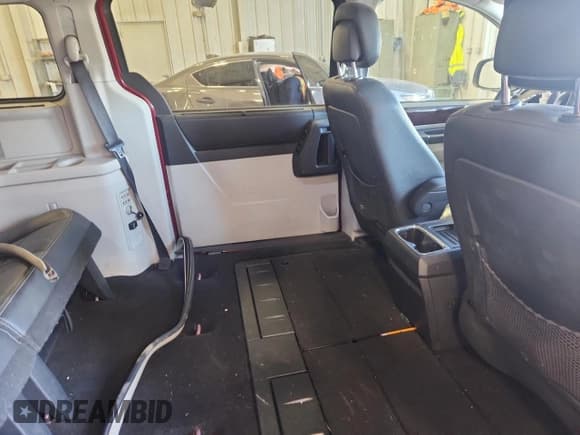 ✅ 2010 Chrysler Town & Country Touring Plus • VIN: 2A4RR8DX4AR495033 • Lot: 85886445. Wystawiony na Copart z przebiegiem 122 825 mil. Bezpłatny archiwum sprzedaży aukcyjnych z USA i szczegółowy raport historii pojazdu na DreamBid. Zdjęcie 11.