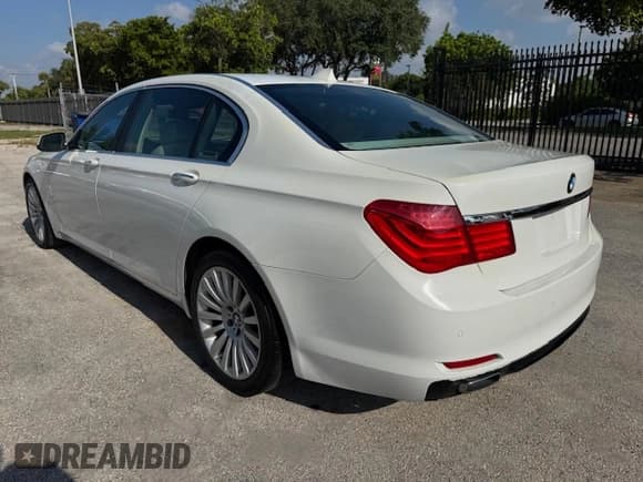 ✅ 2009 BMW 7 Series 750Li • VIN: WBAKB83589CY61637 • Лот: 70282265. Опубликован ранее на Copart с пробегом 120 594 миль. Бесплатный доступ к архиву аукционных продаж из США и подробный отчёт об истории автомобиля на DreamBid. Изображение 2.