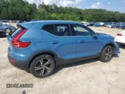 ✅ 2023 Volvo XC40 Plus Bright Theme • VIN: YV4L12UN8P2966832 • Лот: 63621295. Опубликован ранее на Copart с пробегом 23 456 миль. Бесплатный доступ к архиву аукционных продаж из США и подробный отчёт об истории автомобиля на DreamBid. Изображение 3.