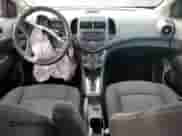 2012 Chevrolet Sonic LT z VIN 1G1JC5SB9C4171004, wystawiony jako Copart lot #73356883 z przebiegiem 155 863 mil mil oraz Szkoda całkowita • Salvage title. Historia ofert i sprzedaży dostępna na DreamBid. Obrazek 8.