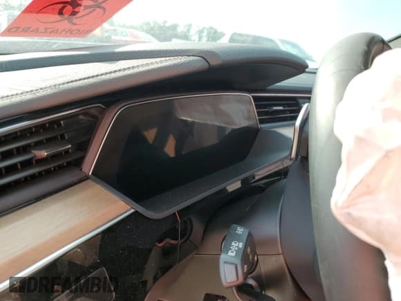 ✅ 2024 Audi Q8 e-tron Premium Plus • VIN: WA15AAGE8RB017425 • Lot: 66139974. Wystawiony na Copart z przebiegiem Nie podano. Bezpłatny archiwum sprzedaży aukcyjnych z USA i szczegółowy raport historii pojazdu na DreamBid. Zdjęcie 9.