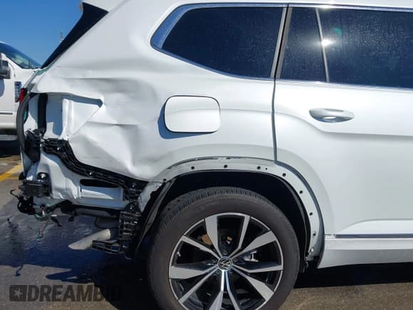 ✅ 2024 Volkswagen Atlas SEL Premium R-Line • VIN: 1V2FR2CA2RC594827 • Lot: 43312907. Wystawiony na IAAI z przebiegiem 23 710 mil. Bezpłatny archiwum sprzedaży aukcyjnych z USA i szczegółowy raport historii pojazdu na DreamBid. Zdjęcie 18.