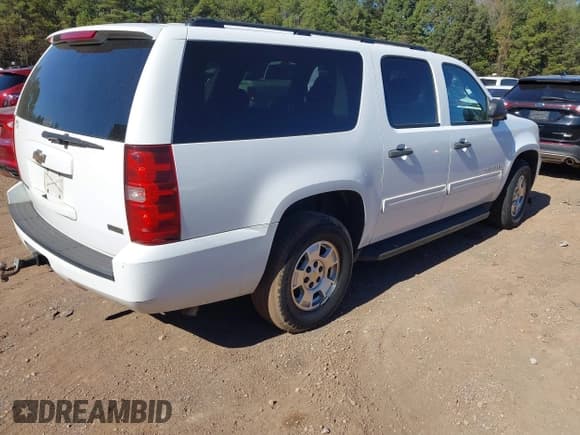 ✅ 2010 Chevrolet Suburban LS • VIN: 1GNUCHE07AR200622 • Lot: 43618255. Wystawiony na IAAI z przebiegiem 228 912 mil. Bezpłatny archiwum sprzedaży aukcyjnych z USA i szczegółowy raport historii pojazdu na DreamBid. Zdjęcie 4.