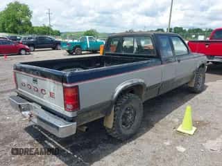 1993 Dodge Dakota z VIN 1B7GG23Y6PS282490, wystawiony jako IAAI lot #42215608 z przebiegiem 310 010 mil mil oraz . Historia ofert i sprzedaży dostępna na DreamBid. Obrazek 4.