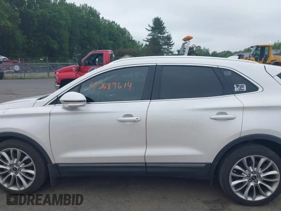 ✅ 2018 Lincoln MKC Reserve • VIN: 5LMCJ3C91JUL22803 • Lot: 42689614. Listed on IAAI with 106,152 mi. Free auction sales archive from the USA and detailed vehicle history report at DreamBid. Image 14.