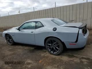 ✅ 2022 Dodge Challenger R/T • VIN: 2C3CDZBT5NH195730 • Lot: 73227453. Wystawiony na Copart z przebiegiem 3 107 mil. Bezpłatny archiwum sprzedaży aukcyjnych z USA i szczegółowy raport historii pojazdu na DreamBid. Zdjęcie 2.
