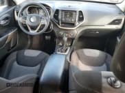 ✅ 2018 Jeep Cherokee Latitude • VIN: 1C4PJLCXXJD533604 • Lot: 84954615. Wystawiony na Copart z przebiegiem 94 579 mil. Bezpłatny archiwum sprzedaży aukcyjnych z USA i szczegółowy raport historii pojazdu na DreamBid. Zdjęcie 8.