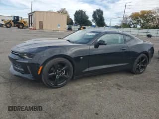 ✅ 2017 Chevrolet Camaro 1LT • VIN: 1G1FB1RX6H0141105 • Lot: 82759185. Wystawiony na Copart z przebiegiem 157 163 mil. Bezpłatny archiwum sprzedaży aukcyjnych z USA i szczegółowy raport historii pojazdu na DreamBid. Zdjęcie 1.