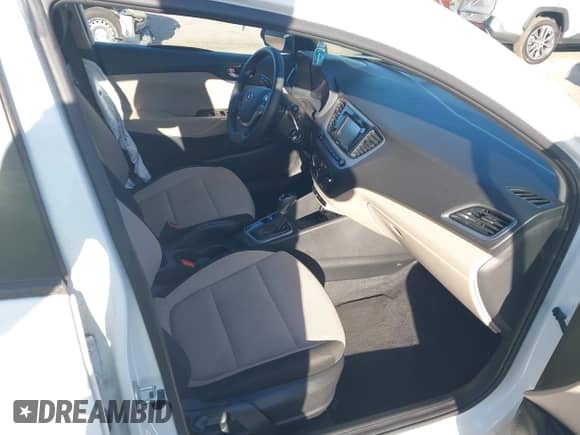 2019 Hyundai Accent SE z VIN 3KPC24A30KE042153, wystawiony jako IAAI lot #43367466 z przebiegiem 114 895 mil mil oraz . Historia ofert i sprzedaży dostępna na DreamBid. Obrazek 5.