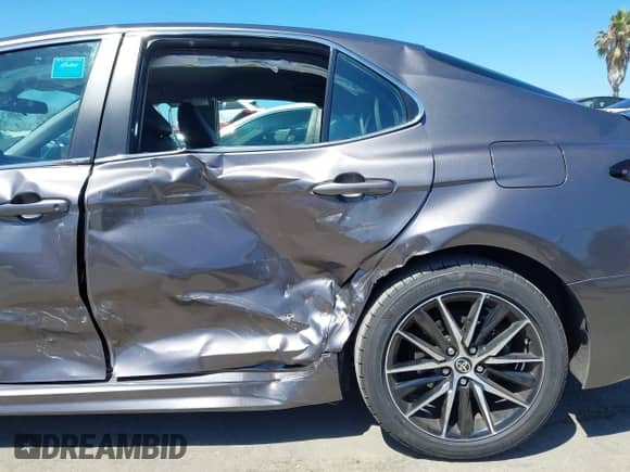 2021 Toyota Camry Hybrid SE z VIN 4T1G31AK6MU551359, wystawiony jako IAAI lot #42995923 z przebiegiem 54 373 mil mil oraz . Historia ofert i sprzedaży dostępna na DreamBid. Obrazek 18.