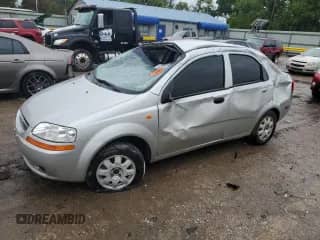 2004 Chevrolet Aveo LS z VIN KL1TJ526X4B240781, wystawiony jako Copart lot #55926015 z przebiegiem 142 173 mil mil oraz Szkoda całkowita • Salvage title. Historia ofert i sprzedaży dostępna na DreamBid. Obrazek 1.