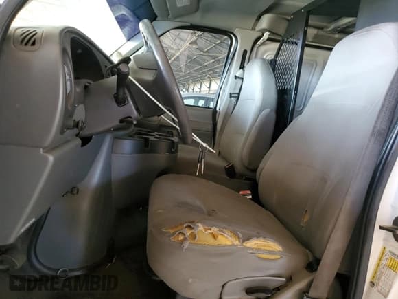 ✅ 2006 Ford Econoline Cargo • VIN: 1FTNE24W06HA75437 • Lot: 66526185. Wystawiony na Copart z przebiegiem 273 636 mil. Bezpłatny archiwum sprzedaży aukcyjnych z USA i szczegółowy raport historii pojazdu na DreamBid. Zdjęcie 7.