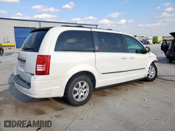 ✅ 2010 Chrysler Town & Country LX • VIN: 2A4RR2D13AR442297 • Lot: 68643815. Wystawiony na Copart z przebiegiem 86 878 mil. Bezpłatny archiwum sprzedaży aukcyjnych z USA i szczegółowy raport historii pojazdu na DreamBid. Zdjęcie 3.
