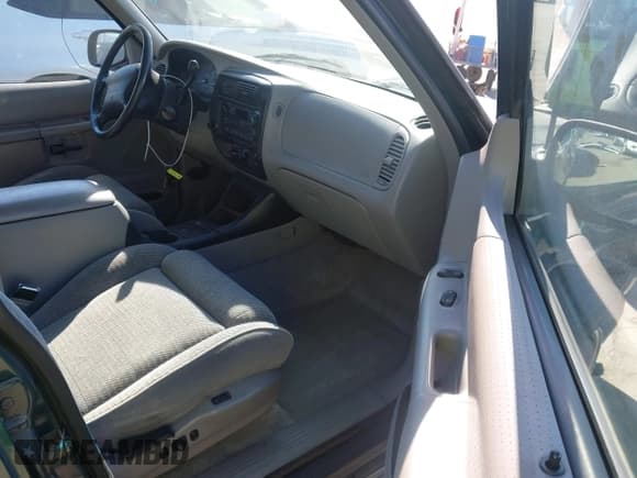 ✅ 1996 Ford Explorer XL • VIN: 1FMDU32XXTUD85108 • Lot: 43429118. Wystawiony na IAAI z przebiegiem 101 760 mil. Bezpłatny archiwum sprzedaży aukcyjnych z USA i szczegółowy raport historii pojazdu na DreamBid. Zdjęcie 5.