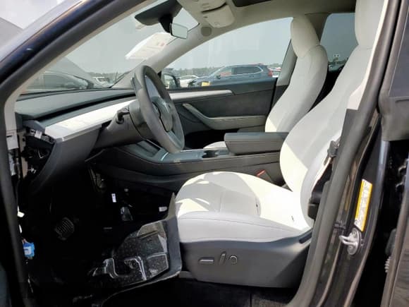 ✅ 2024 Tesla Model Y Long Range • VIN: 7SAYGDEE3RA221844 • Lot: 57672795. Wystawiony na Copart z przebiegiem 20 496 mil. Bezpłatny archiwum sprzedaży aukcyjnych z USA i szczegółowy raport historii pojazdu na DreamBid. Zdjęcie 7.