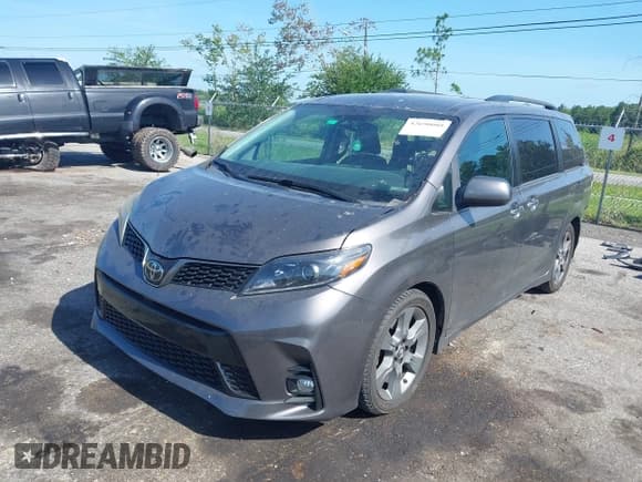 ✅ 2018 Toyota Sienna SE • VIN: 5TDXZ3DC6JS924614 • Lot: 42690088. Listed on IAAI with 137,821 mi. Free auction sales archive from the USA and detailed vehicle history report at DreamBid. Image 2.