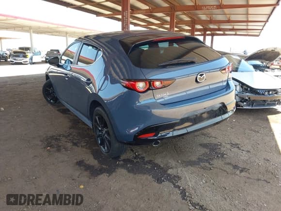 ✅ 2024 Mazda 3 S Carbon Edition • VIN: JM1BPBLM8R1650524 • Lot: 42477028. Wystawiony na IAAI z przebiegiem 41 303 mil. Bezpłatny archiwum sprzedaży aukcyjnych z USA i szczegółowy raport historii pojazdu na DreamBid. Zdjęcie 3.