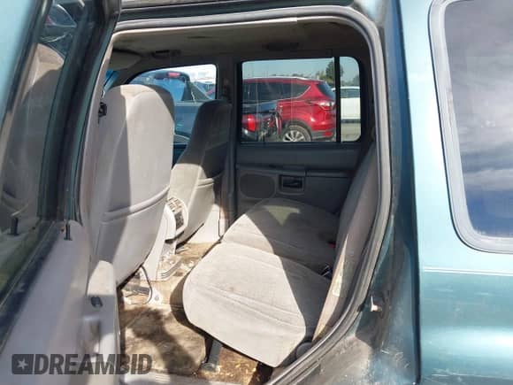 1997 Ford Explorer XLT с VIN 1FMDU35P1VUD27290, выставлен на аукционе IAAI как лот 43546783 с пробегом 307 524 миль миль и . История ставок и продаж доступна на DreamBid. Изображение 8.