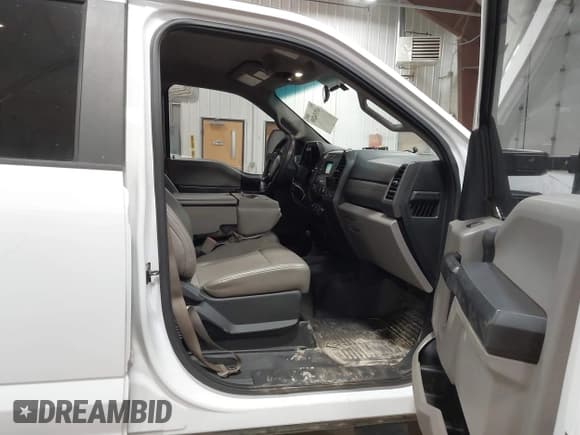 ✅ 2018 Ford F-250 XL • VIN: 1FT7W2B66JEB65713 • Lot: 43354288. Wystawiony na IAAI z przebiegiem 252 561 mil. Bezpłatny archiwum sprzedaży aukcyjnych z USA i szczegółowy raport historii pojazdu na DreamBid. Zdjęcie 5.