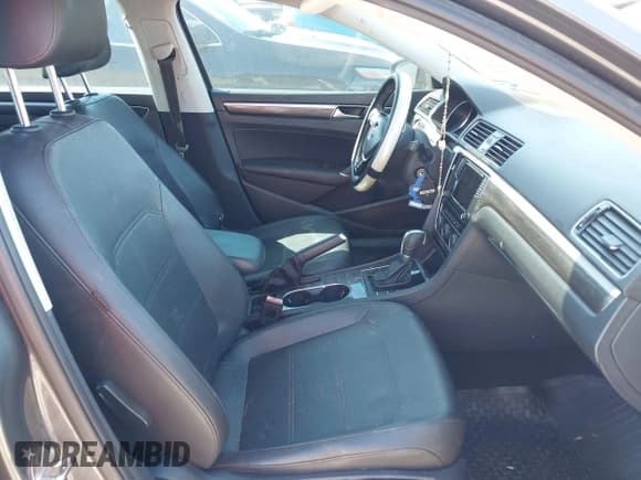 ✅ 2016 Volkswagen Passat SE • VIN: 1VWBT7A35GC006867 • Lot: 43736130. Wystawiony na IAAI z przebiegiem 199 394 mil. Bezpłatny archiwum sprzedaży aukcyjnych z USA i szczegółowy raport historii pojazdu na DreamBid. Zdjęcie 5.