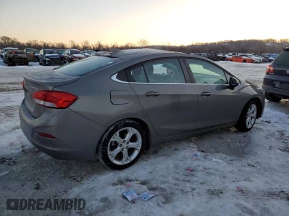 2019 Chevrolet Cruze Premier z VIN 1G1BF5SM0K7133946, wystawiony jako Copart lot #88654705 z przebiegiem Nie podano mil oraz Szkoda całkowita • Salvage title. Historia ofert i sprzedaży dostępna na DreamBid. Obrazek 3.