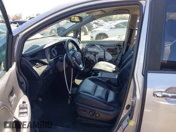 ✅ 2018 Toyota Sienna SE • VIN: 5TDXZ3DCXJS962511 • Lot: 43111836. Wystawiony na IAAI z przebiegiem 81 278 mil. Bezpłatny archiwum sprzedaży aukcyjnych z USA i szczegółowy raport historii pojazdu na DreamBid. Zdjęcie 5.