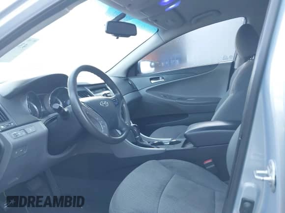 2014 Hyundai Sonata GLS z VIN 5NPEB4AC4EH878573, wystawiony jako IAAI lot #43487513 z przebiegiem 135 560 mil mil oraz . Historia ofert i sprzedaży dostępna na DreamBid. Obrazek 5.