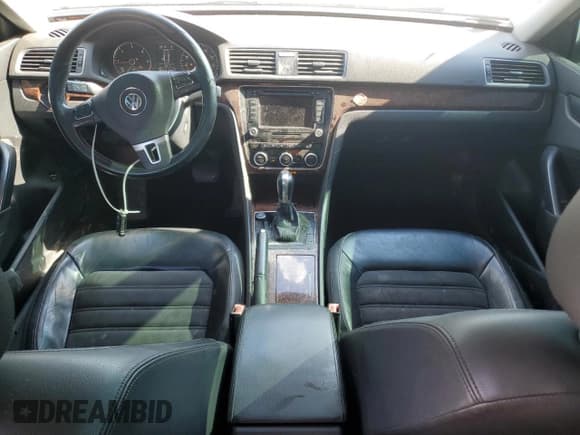 ✅ 2012 Volkswagen Passat SEL Premium • VIN: 1VWCN7A38CC016530 • Лот: 80809595. Опубликован ранее на Copart с пробегом 189 118 миль. Бесплатный доступ к архиву аукционных продаж из США и подробный отчёт об истории автомобиля на DreamBid. Изображение 8.